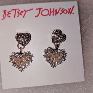 BETSEY JOHNSON PEARL EARRINGS